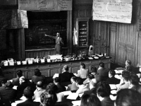 Institut de botanique, auditoire de botanique et de pharmacognosie, enseignement du professeur Ernest Wilczek, 1923. (Francis De Jongh © Musée de l\'Elysée, Lausanne)