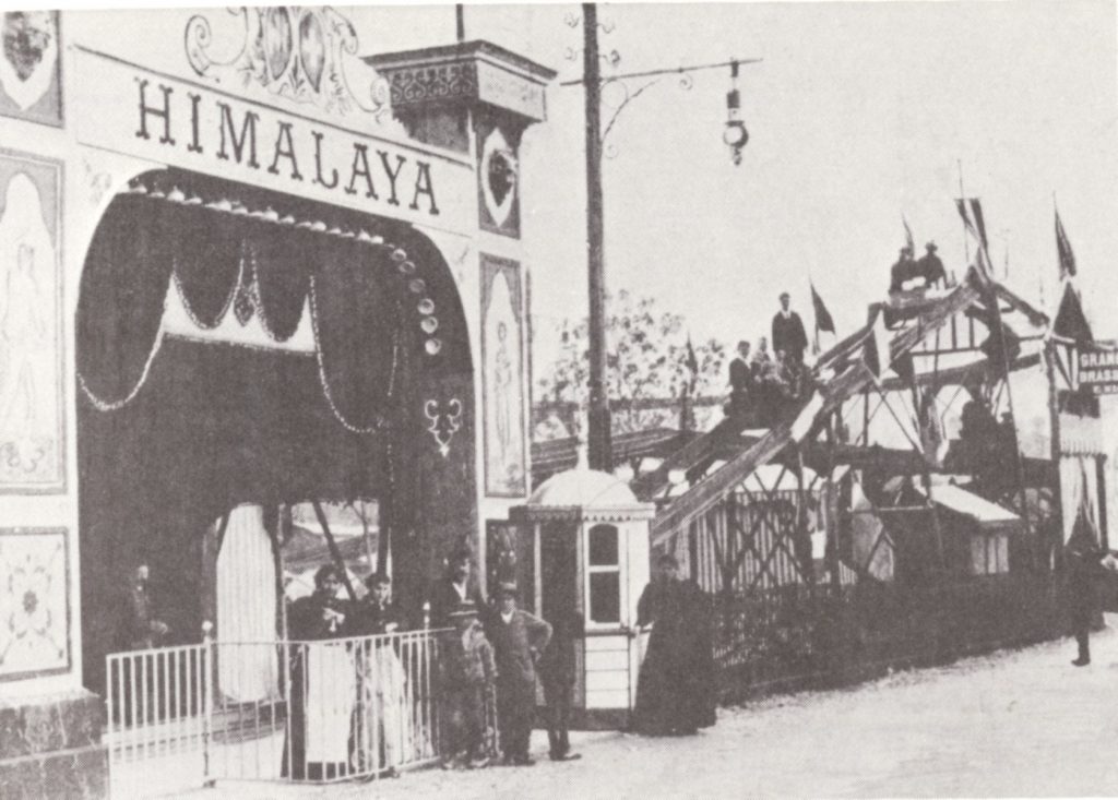 Entrée de l’« Himalaya », Parc de Plaisance, , Exposition nationale suisse, Genève, 1896, photographie, Source: CRETTAZ, B., DETRAZ C., 1983, p.45.