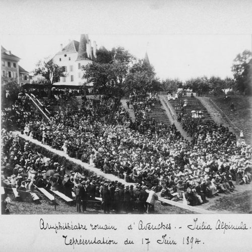 L’amphithéâtre d’Avenches pendant la seconde représentation de Julia Alpinula, le 17 juin 1894, photographie. Archives communales d’Avenches.