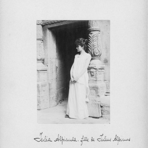 Julia Alpinula, fille de Julius Alpinus, interprétée par « Mlle. P. Troillet, fille du pharmacien » (représentations de 1894), photographie. Archives communales d’Avenches.