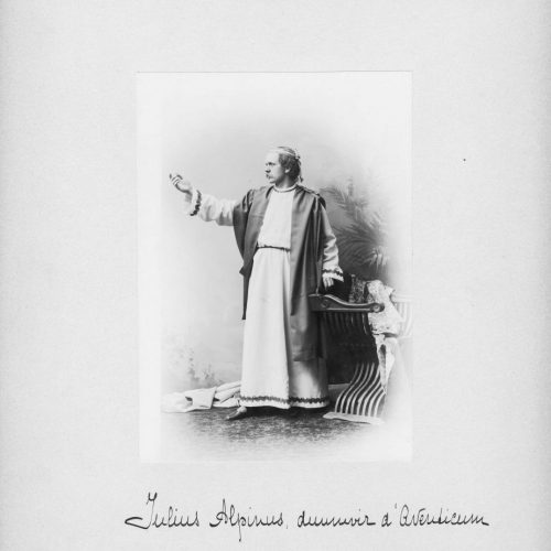 Julius Alpinus, duumvir d’Aventicum, interprété par « M. Ernest Grau, professeur au collège, directeur de l’institut de jeunes gens du même nom » (représentations de 1894), photographie. Archives communales d’Avenches.