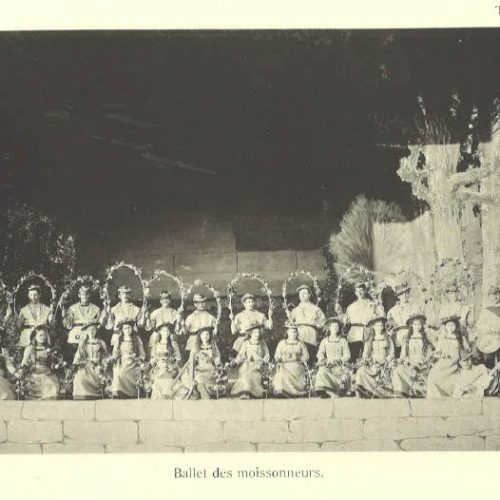 Image tirée de La Reine Berthe : Pièce en 12 tableaux, par Adolphe Ribaux : Souvenir des représentations de juin 1899 à Payerne. Payerne : L. Dupertuis, 1899.