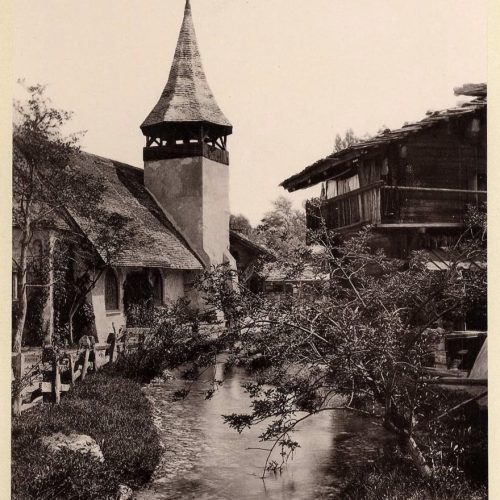 Église et place du Village suisse, photographies réalisées par Fred Boissonnas. Tiré de : À travers le Village suisse, Genève : [s. n.], [1896].