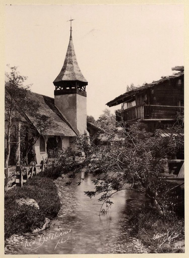 Église et place du Village suisse, photographies réalisées par Fred Boissonnas. Tiré de : À travers le Village suisse, Genève : [s. n.], [1896].