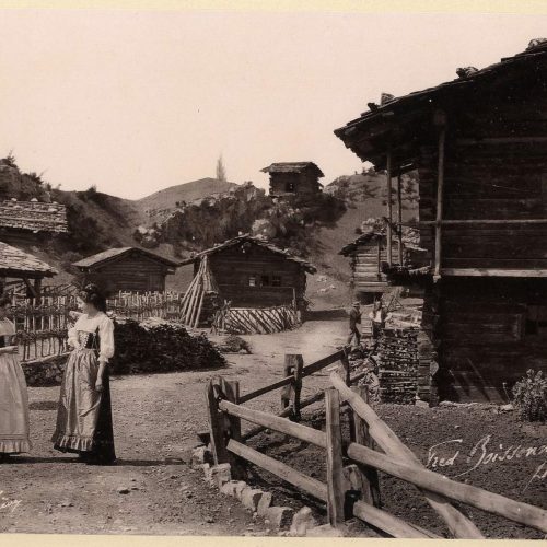 Chalets, mazots et racarts du Village suisse, photographies réalisées par Fred Boissonnas. Tiré de : À travers le Village suisse, op. cit.
