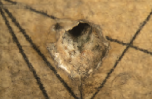 Layers visible in a hole in the TG. The cavity was simply covered over with coloured Japanese vellum. (Ill. 44, SIK|ISEA report)