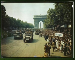La foule sur les Champs-Elysées, le 26 août 1944. © Library of Congress, Prints & Photographs Division, FSA-OWI Collection, reproduction number, LC-USW36-1 A