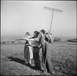 Un scout entouré de paysans à Maur (ZH), le 8 septembre 1939. © RDB/ATP/Pfister
